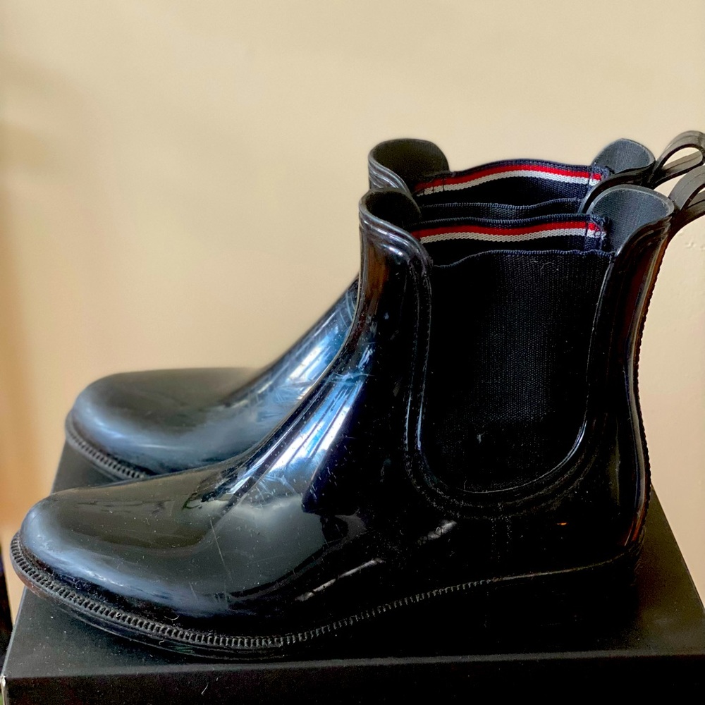 TOMMY HILFIGER SIZE 9 RAIN BOOTS